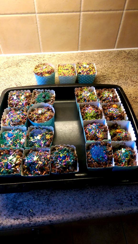 CuppyWhoopy's tweet photo. @BAKO_NW cupcakes 😊 also, not technically baking, but making these with my two boys. #RiceCrispyCakes #simplicity https://t.co/Ht26OXTQ2o