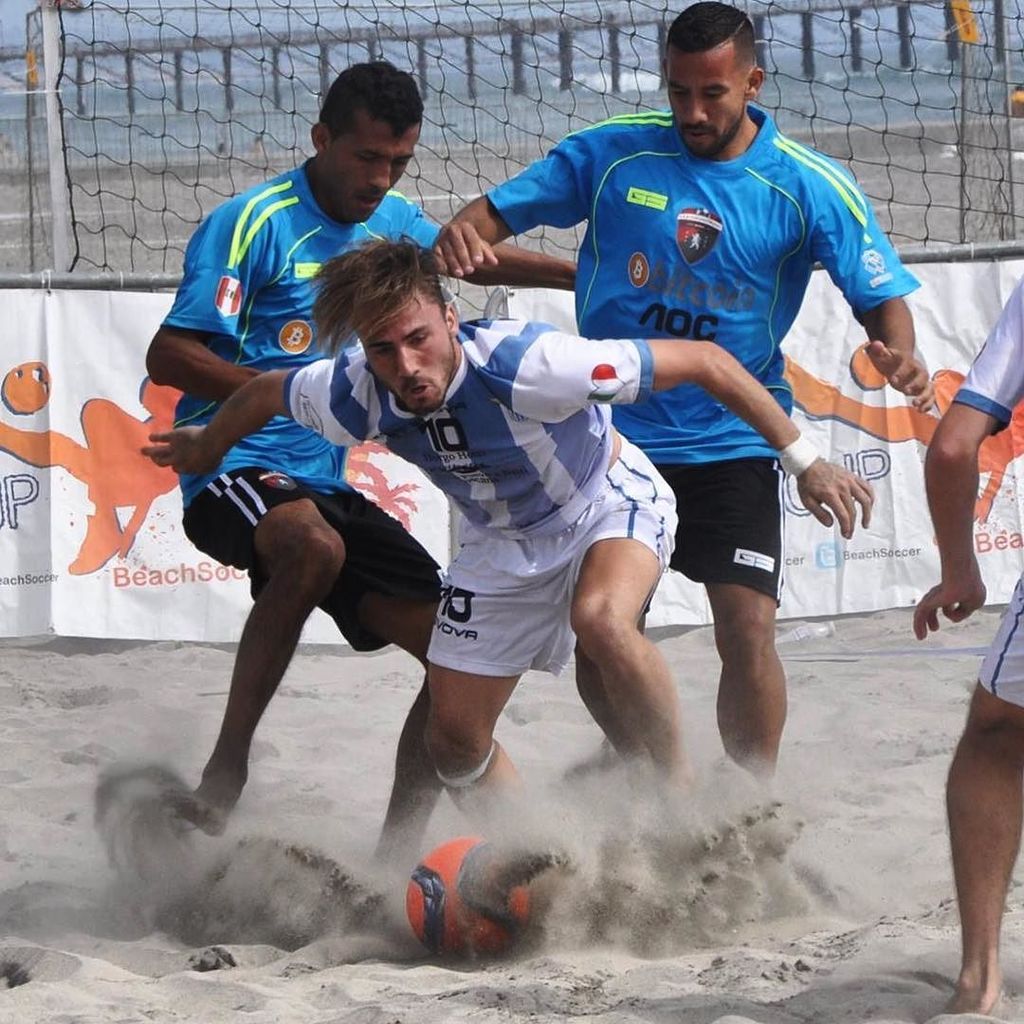 beachsoccerusa's tweet photo. Getting the job done 🇨🇭🇮🇹🇵🇪 #beachsoccer #futbolplaya #besocha #theusacup #usacup #Oceansi… https://t.co/vN0dPghk26 https://t.co/xXsDqGMUIt