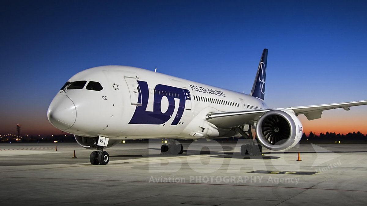 Stunning photo by Anna Kucharz of @LOTAirlinesUS B788 #dreamliner at @ChopinAirport, Warsaw bit.ly/BOACLOTB787