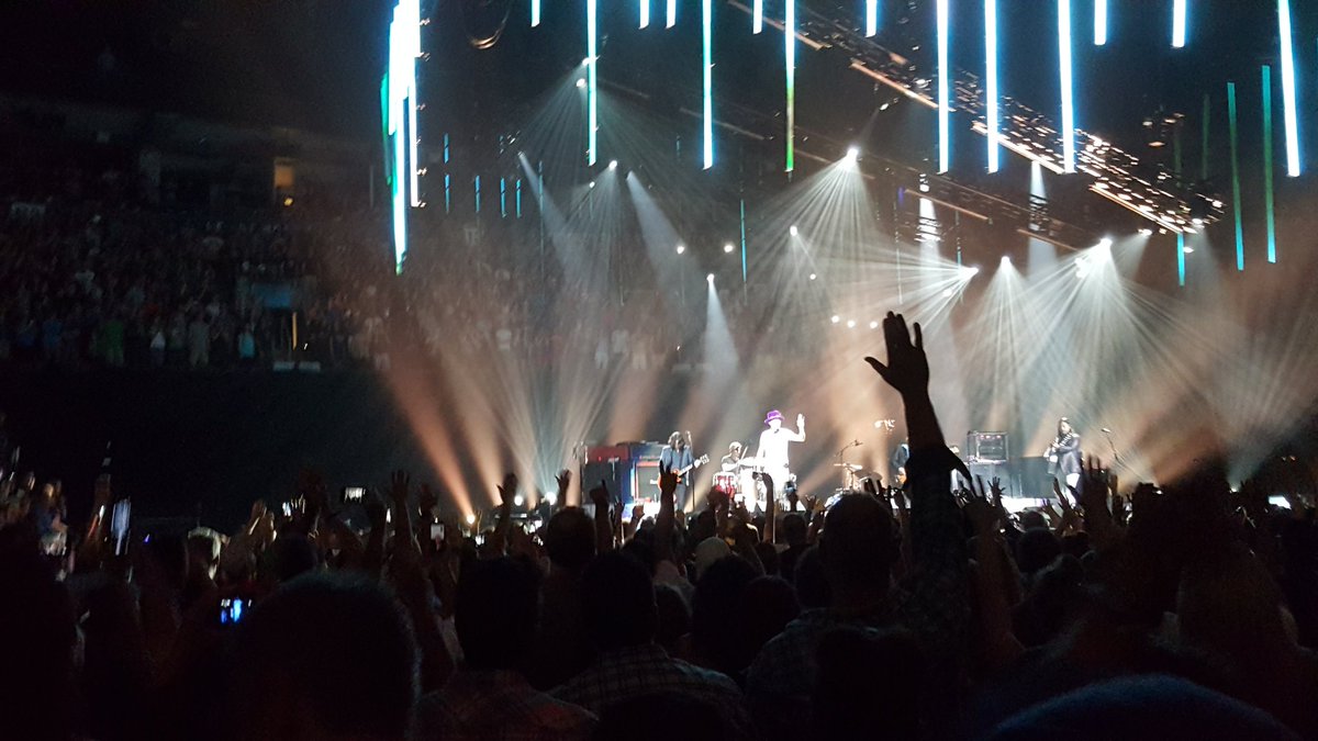 CosmoMariano's tweet image. Gord Downie waves goodbye. Says: "See you around on the road sometime."

#GordDownie #TragicallyHip #WaveGoodbye