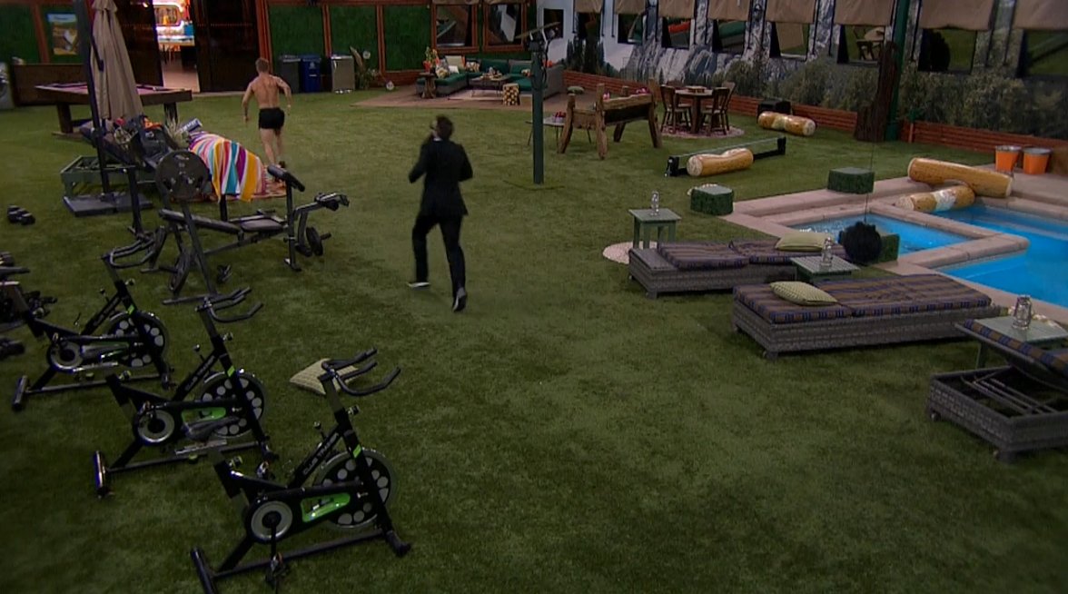 BB_Updates's tweet photo. Paul- Backup! Backup! I have a fast Italian man. He has no clothes. His brother may have been here before #BB18 https://t.co/yIppxl0g2c