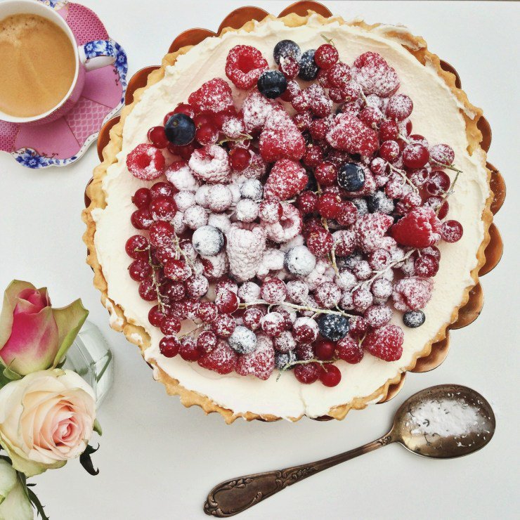 Cookingdomblog's tweet image. Mascarpone taart met zomerfruit, simpel en feestelijk. cookingdom.nl/2016/08/15/mas…