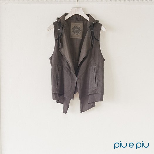 PiuePiu_press's tweet photo. 【Pick Up Item】
麻テンセルを用いた柔らかな風合いのベスト!!
#PiuePiu #Dw2R #Vest #2016AW #fashion
https://t.co/JH3g0q8GoS https://t.co/8OFIYEkfcj