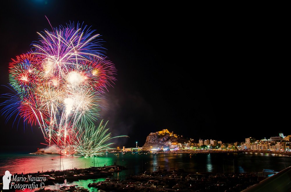 Mario17N's tweet photo. Fuegos artificiales desde la bahía de Levante #Águilas 14-8-16 #FotografíaMario https://t.co/lBcAxM9VBk https://t.co/CijR2uDr1w