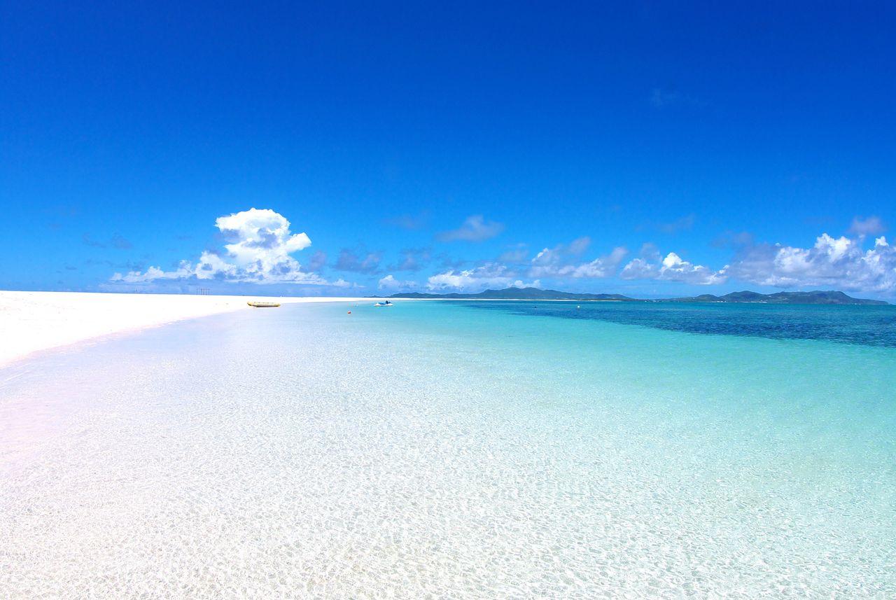 土日に行きたい日本の絶景 久米島 ハテの浜 沖縄県 砂浜にコバルトブルーの海と青い空が美しい無人島 ツアーには島上陸プランや 食事付きプラン シュノーケリングプランなどがあります T Co Gsk4ufmf9e Twitter
