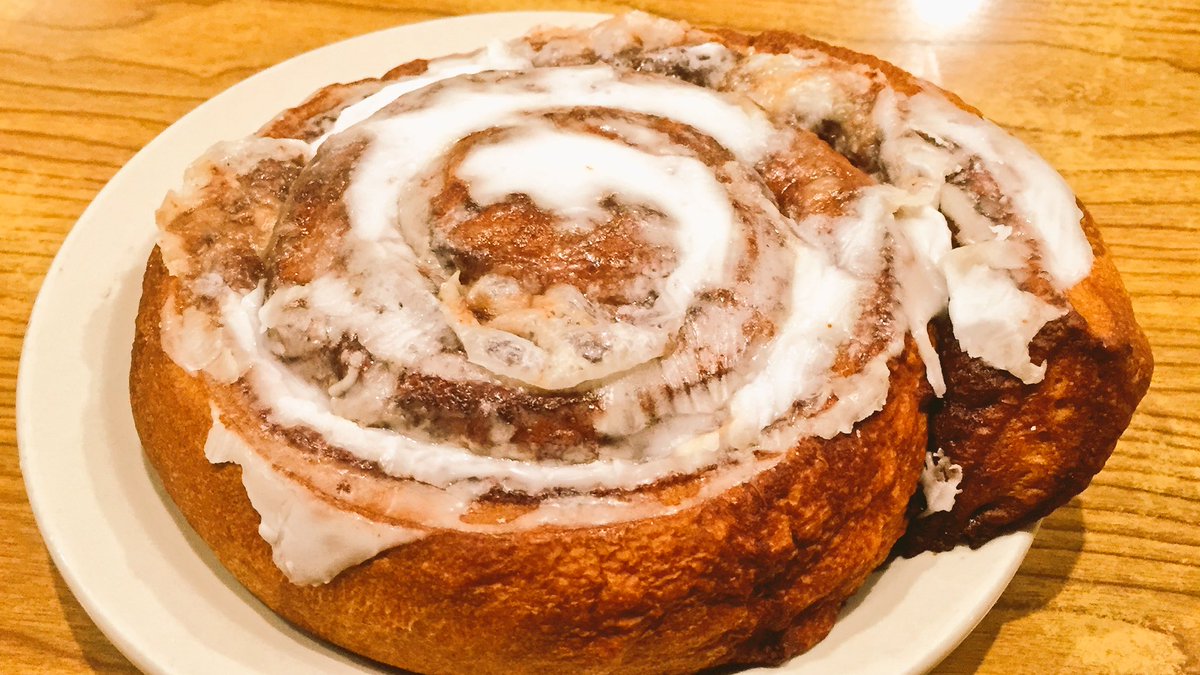 fluffyguy's tweet photo. Just snuck out of the house &amp; hooked up with this hot glazed honey bun. Now I'm feeling guilty 😩 #IwasTiredOfToast https://t.co/pi2poBkFHM