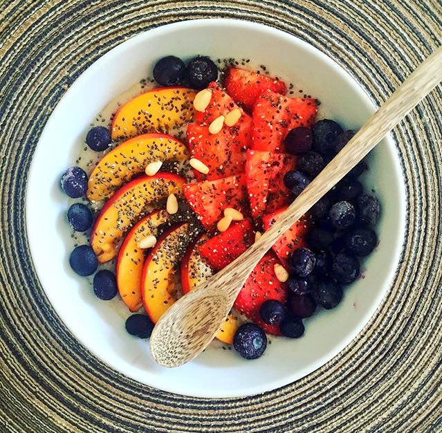 PlantKitchen's tweet photo. Amazing #breakfast.#slowcooked #banana &amp; #oats topped with #fruits. #delicious #vegan #food #healthy https://t.co/23lTIWpkuI