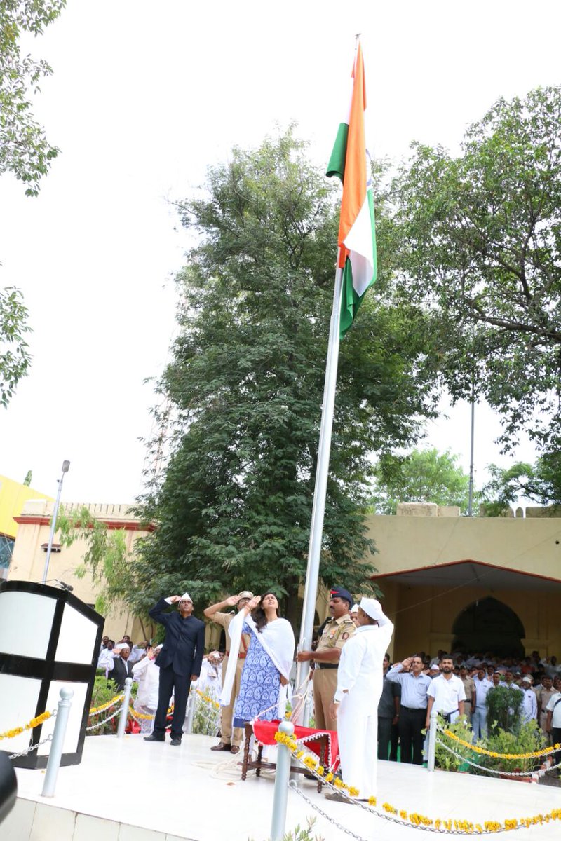 Pankajamunde's tweet photo. Flag hosting at Beed on 70th Independence Day. Interacted with freedom fighters n distributed certificates https://t.co/VxwmV8UUKs