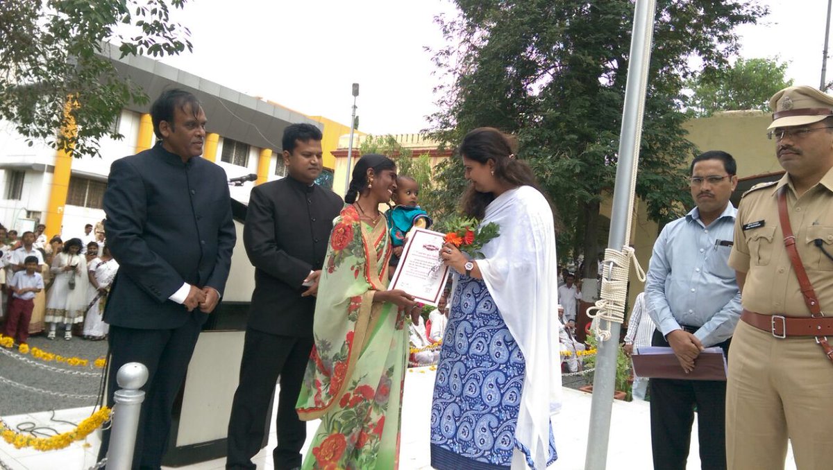 Pankajamunde's tweet photo. Flag hosting at Beed on 70th Independence Day. Interacted with freedom fighters n distributed certificates https://t.co/VxwmV8UUKs