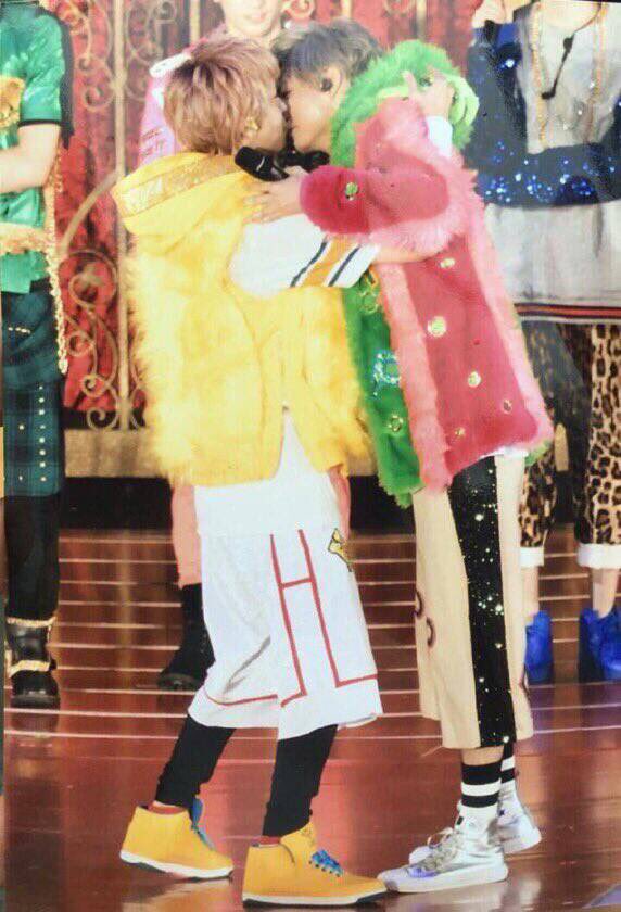 Ya3hsJ131's tweet photo. ≪拾い画≫
やぶひか夫婦、遂にそこの関係までいきましたか💕🙈😍
薮ちゃんは10周年までとっておくって言ったのに自分からいってない？笑
身長差もﾔﾊﾞ!!2人の髪色もﾔﾊﾞ!!
これからもお幸せに💕✨
#薮宏太
#八乙女光
#やぶひか https://t.co/tvxpcVdX5O