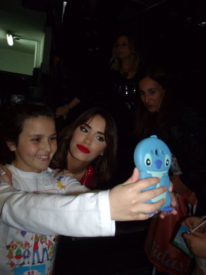 Happiness_nek's tweet photo. Lali juntos a los chicos💞 #LaliEnUnSol #Los25DeUnSol
#UnSol2016 #unsolparaloschicos https://t.co/xEQS04oLGB