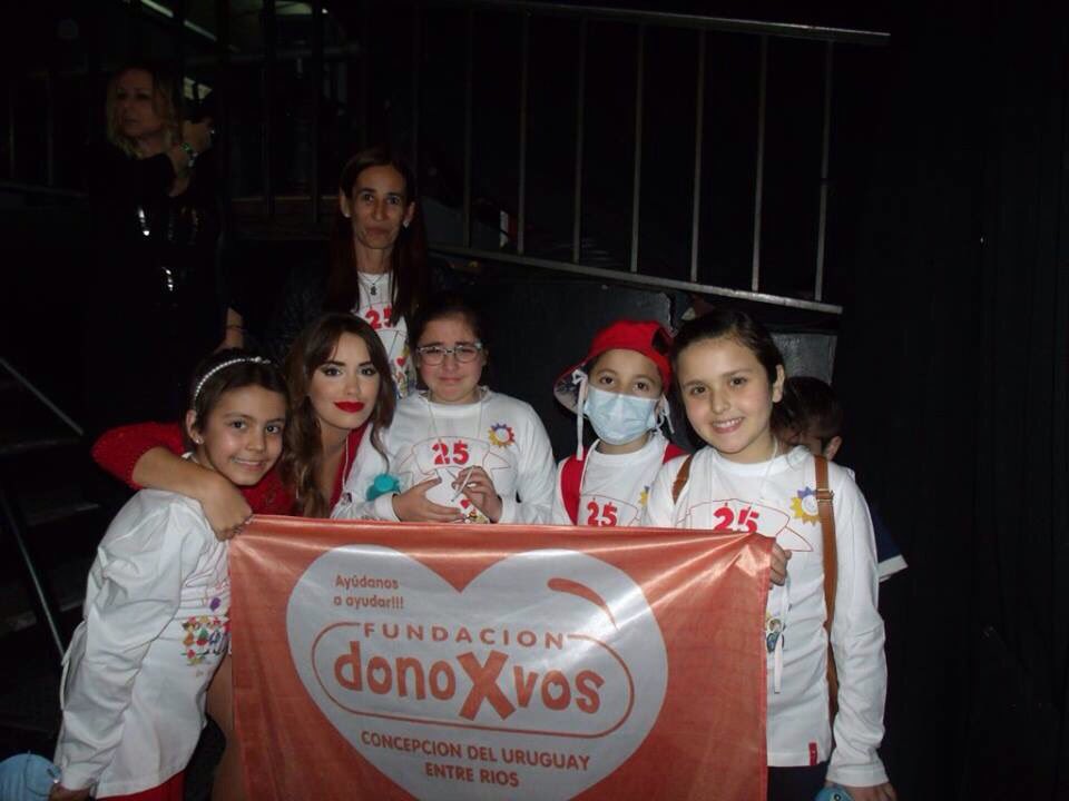 Happiness_nek's tweet photo. Lali juntos a los chicos💞 #LaliEnUnSol #Los25DeUnSol
#UnSol2016 #unsolparaloschicos https://t.co/xEQS04oLGB