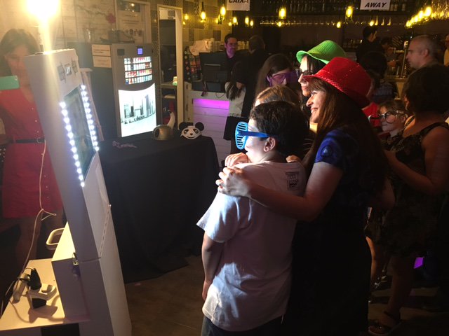 FlashFotomaton's tweet image. Nos encanta ver disfrutar a pequeños y grandes con nuestro #fotomatón ow.ly/tYrn302BL1U #flashflashfotomaton