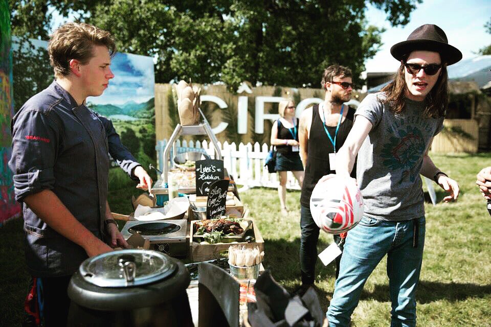 cheflukethomas's tweet image. @JamesBayMusic hangin with us at @VFestival last year. We're back this weekend cooking backstage, come eat ✌️🍴🏉