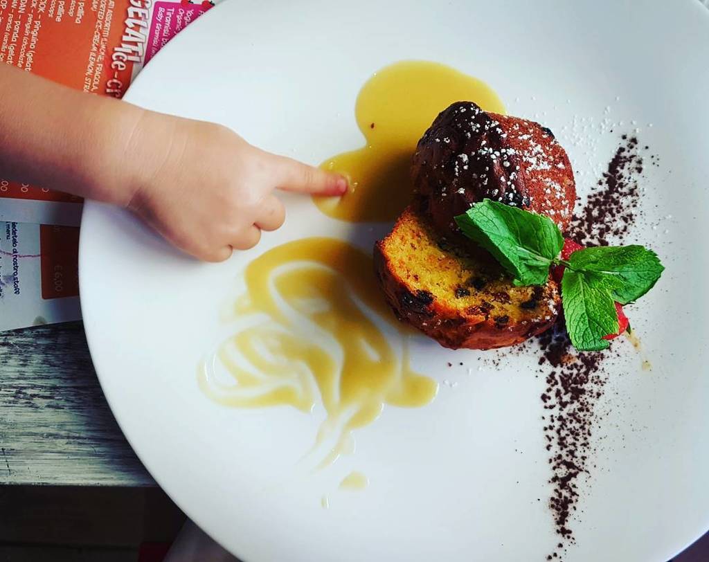 iknitso's tweet photo. Someone likes to put her little fingers in sauces... #tortacamillaallecarote #foodporn #dessert #mybabygirl #22mo #… https://t.co/8QeXi8CcWt