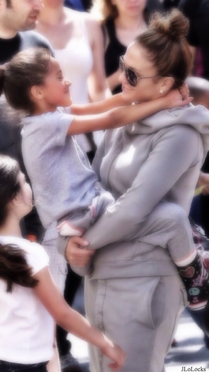 jlolocks's tweet photo. @jlo with daughter Emme 

Retweet/like if you save any of my edits💜 https://t.co/BYLqSkkvXV
