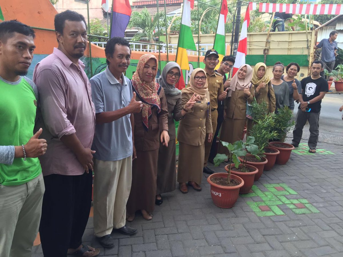 Penerimaan bantuan pot+tanaman dari DKP3 Mks utk masyarakat lorong Maipa #Kelurahanlosari
