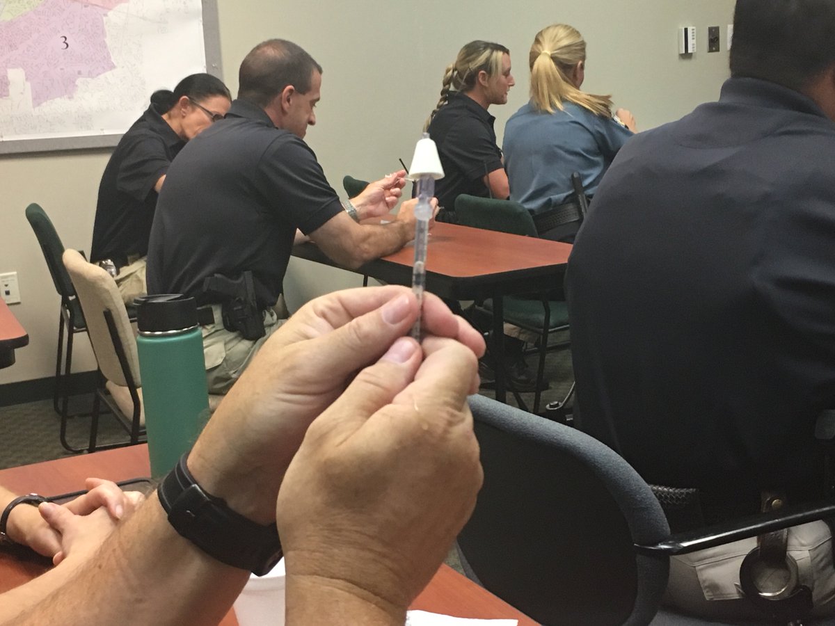 ChesterfieldPD's tweet photo. Officers will soon be carrying Narcan to counter the effects of Opiod Overdose. #Monarchfpd https://t.co/piWAPQIzgS https://t.co/HtfNGyityg