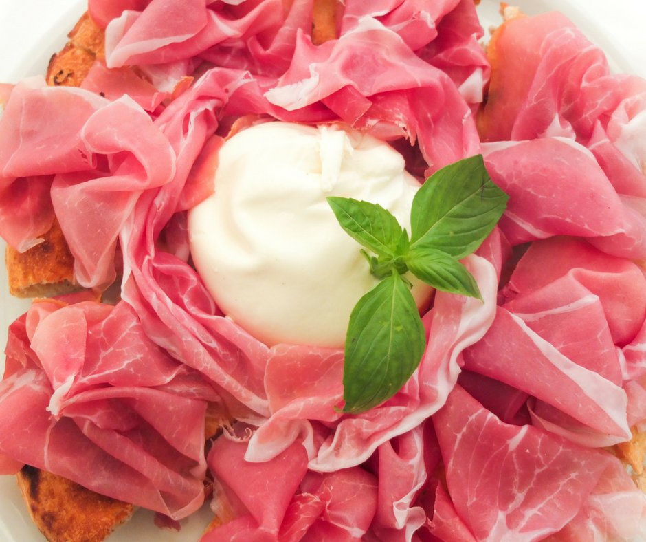 Green_Tower's tweet photo. Buon #Ferragosto a tutti! Oggi ci trovate come sempre #aperti a pranzo e a cena, vi aspettiamo! https://t.co/S1BxYC99pW