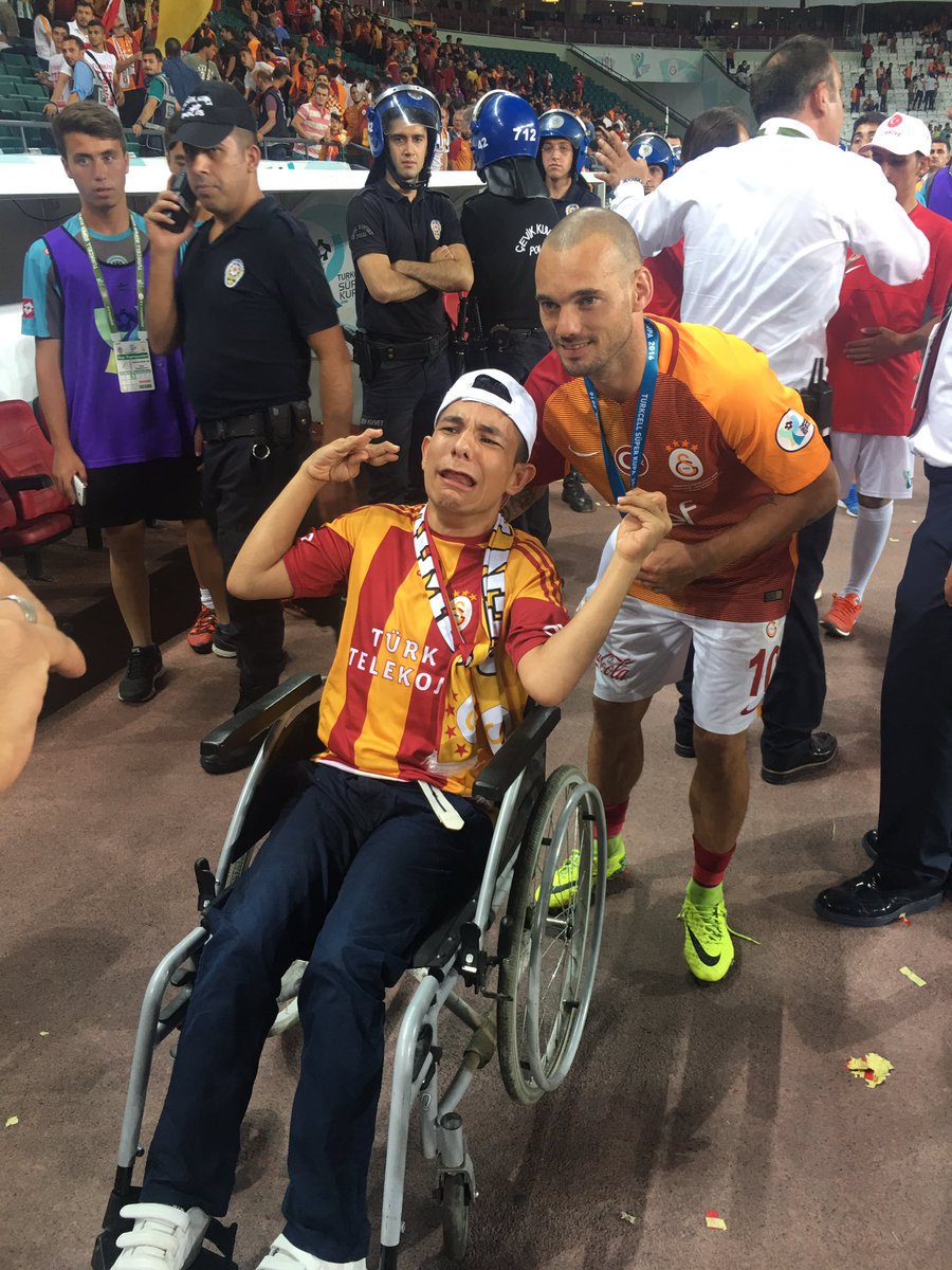 Top_Foottbal's tweet photo. شنايدر بعد مباراة كأس السوبر التركي أهدى شاب من ذوي الاحتياجات الخاصة ميداليته فكانت ردة فعل رائعة 😍😍😍😢 . https://t.co/kmXdV39afB