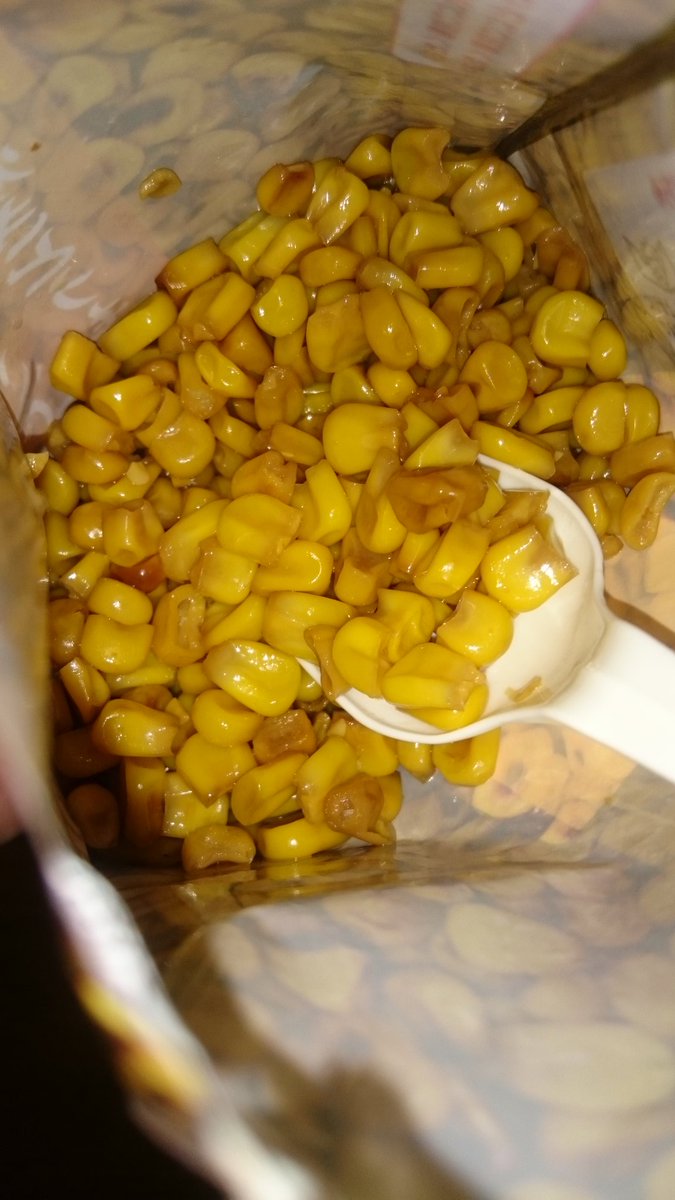 スプーンで食べる焼きとうもろこし