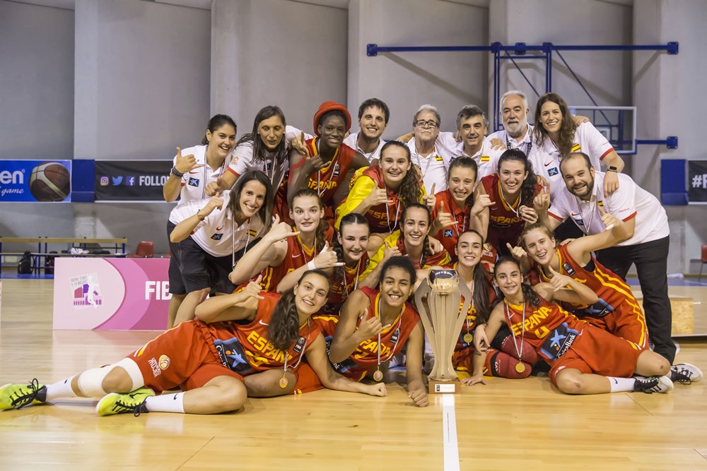 FNBaloncesto's tweet photo. #U16F Las navarras Aixa Wone y Olatz Pino, campeonas de Europa ¡Enhorabuena!
Fotos: @baloncestofeb https://t.co/gxFKXV2SLm