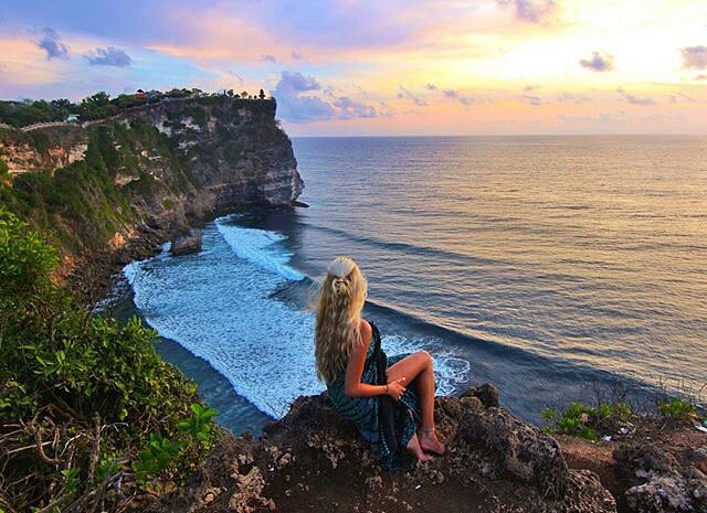 Bagaimanan bisa anda menunda perjalanan anda ke Pulau Dewata ? Lihat begitu indah sunset dari Uluwatu, Bali ..