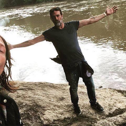 TWDFrancophone's tweet photo. Norman Reedus (Daryl) &amp; Jeffrey Dean Morgan (Negan) ont l'air de bien s'entendre en dehors du tournage! https://t.co/8OAkCW1OsC