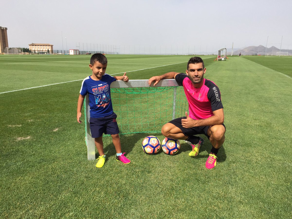 barral23's tweet photo. Con chicharito Junior tocando el balón !!⚽️⚽️ https://t.co/d8TSaY1TR8