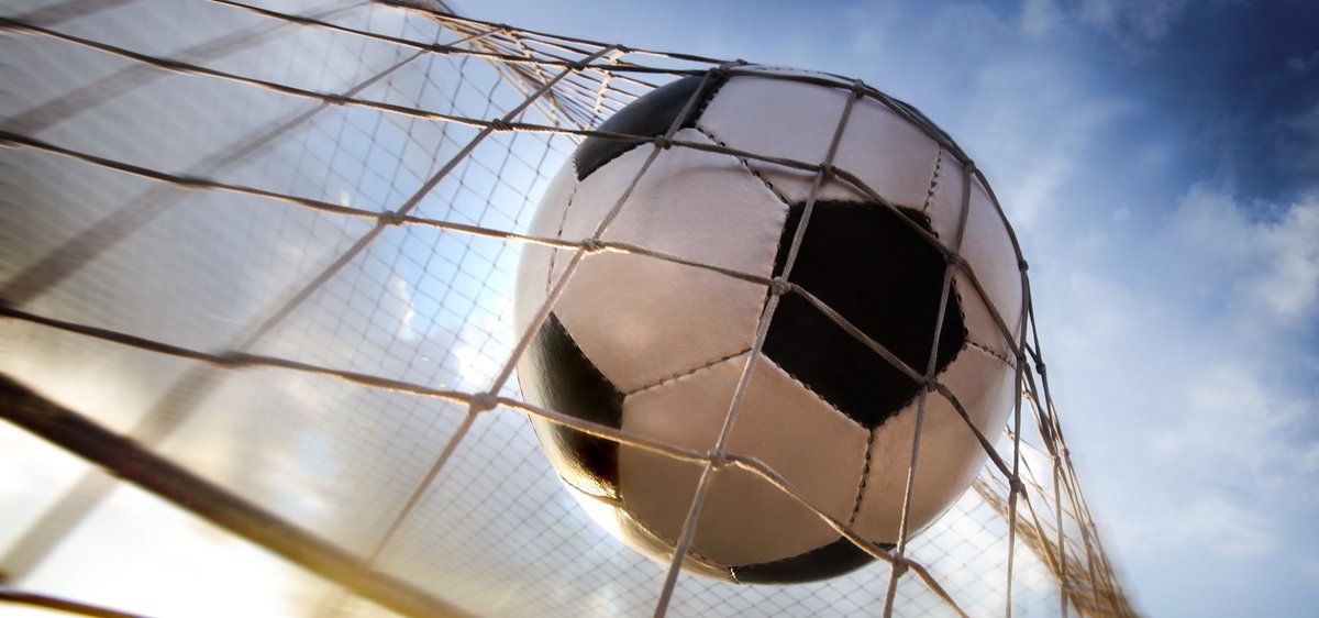 vdheym's tweet photo. #Voetbalseizoen alweer in volle gang! Wat is #voetbal zonder #sponsorborden #vlaggen #spandoeken #programmaboekjes? https://t.co/H7OqncEGq1