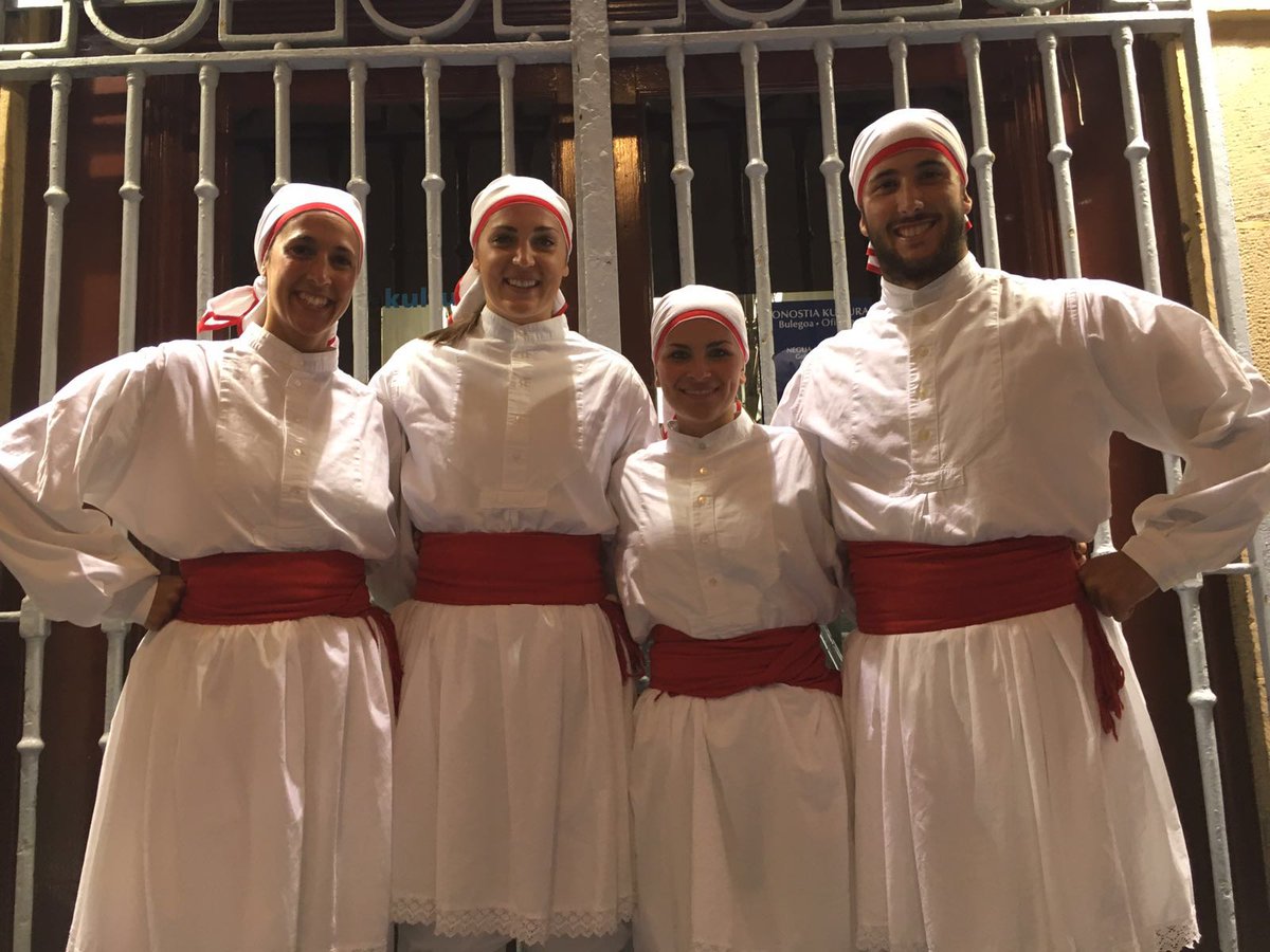duguna's tweet photo. Atzo erraldoiak eta gaur Iruñeko dantzariak (batzuk) Donostian ezpata-dantzari @arkaitzAD-ko lagunekin #goxoki https://t.co/hEVfVGqrYl