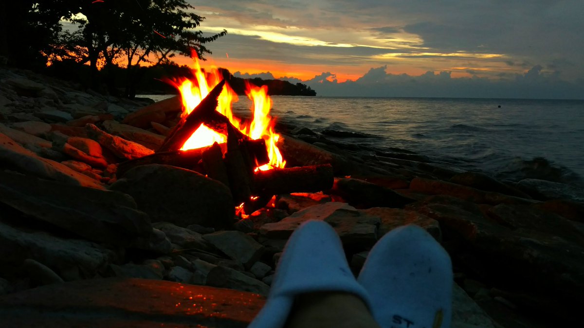 MosesCLE's tweet photo. #Sunrise #KelleysIsland #fire both #ignites and consumes.. .#Lakelife #lakeerielove #morningsolitude #KI2016 #OHIO https://t.co/kygBQQDbKj