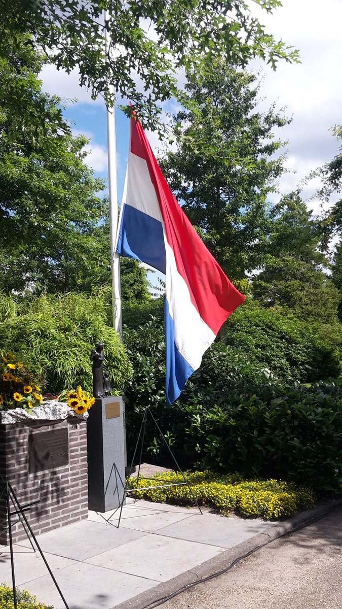 MiekeVerkuil's tweet photo. Vlag halfstok voor Nederland Indië Herdenking #Hilversum #noorderbegraafplaats  15:00 uur https://t.co/0Lb534bXAW