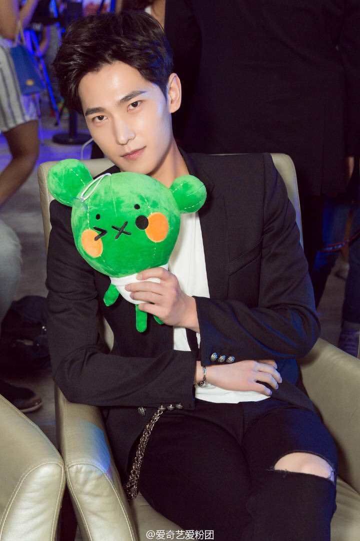 ปักพินโดย Jung Dong hwa ใน Yang yang & Li yi feng