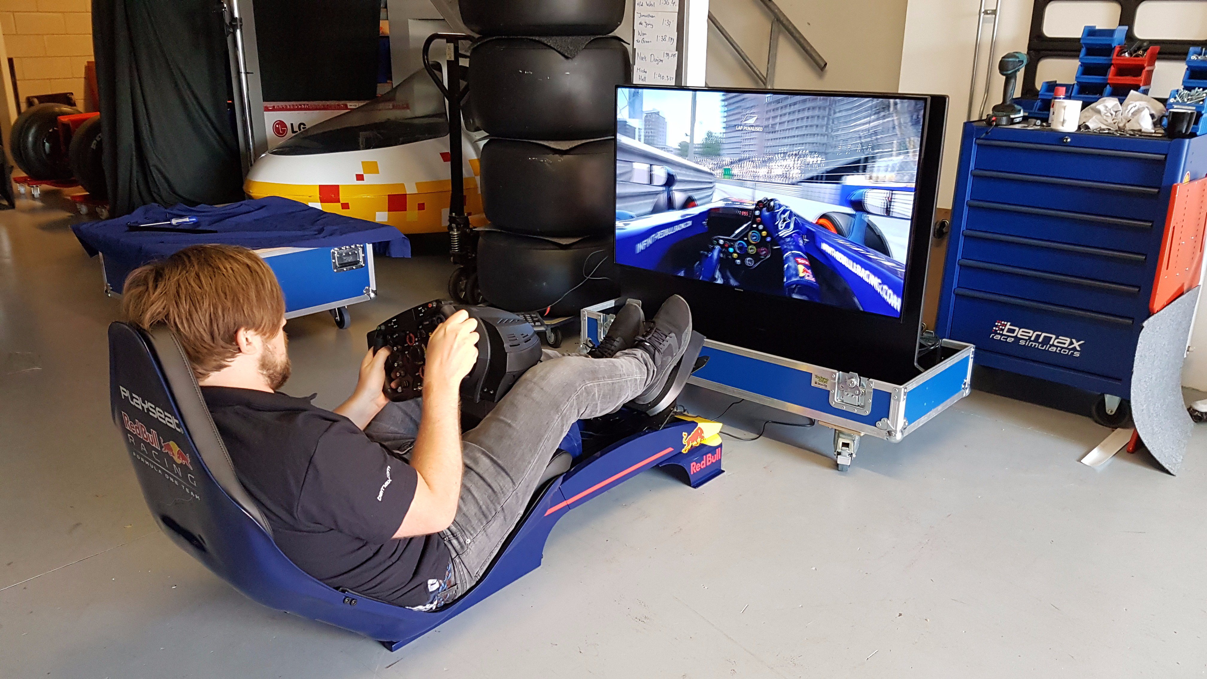 Red Bull Racing, playseat simulator –