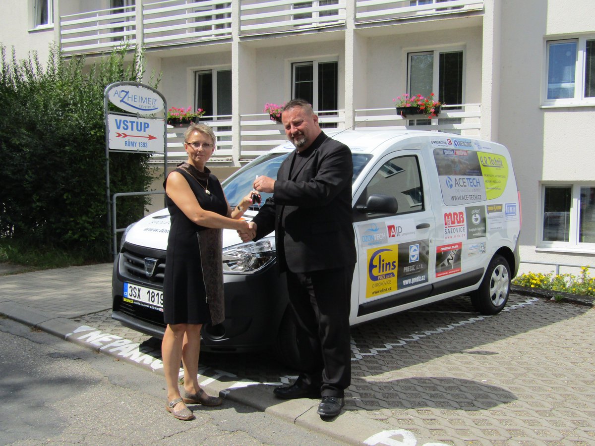 alzheimerc's tweet photo. Předání sociálního automobilu #Alzheimercentrum Zlín... děkujeme všem, kteří se podíleli na jeho pořízení! https://t.co/c80uJztudY