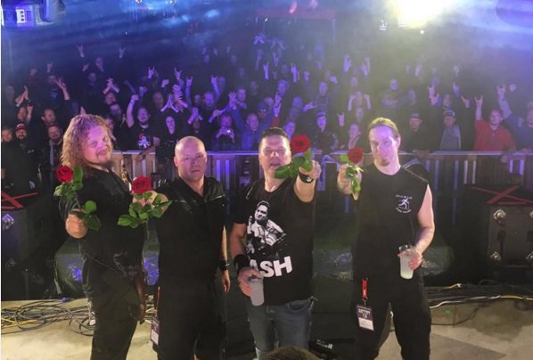 AatuArmas's tweet photo. Kesän päätöskeikka oli yhtä ruusuilla tanssimista!!! Kiitos Karhulan Dark River Festival!!! https://t.co/q6cLik0r0q