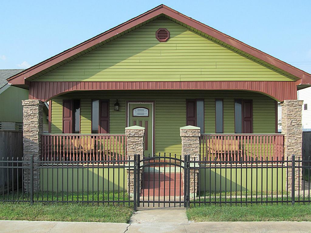 TalkToTomHouse's tweet image. Picture yourself on this #porch at 1106 Ave M 1/2 in #Galveston with a cold beverages, catching the #Gulf breeze...
