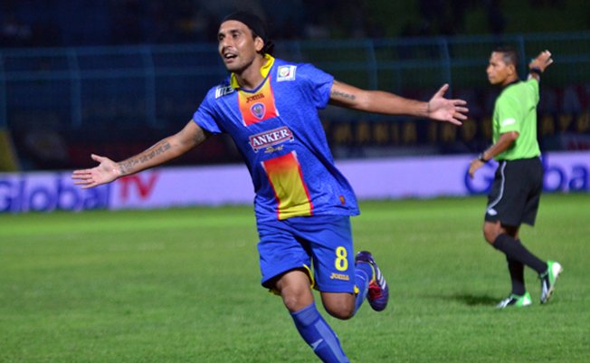 rebutbola's tweet photo. Para Aremania ingat Gustavo Lopez ? Doi bakal balik lagi tahun depan https://t.co/hEkZ6aYHmd https://t.co/UzVoUfDU07