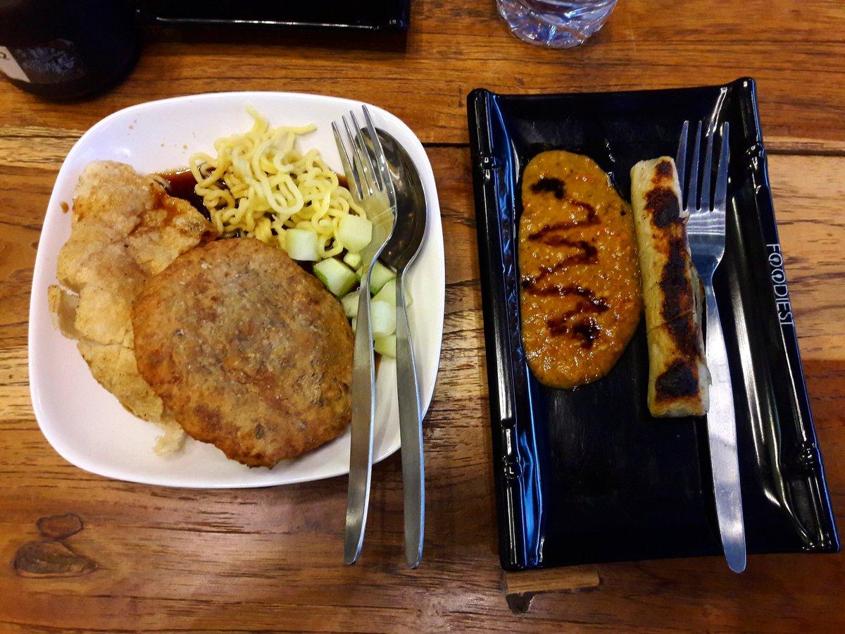 Sore tadi ambil rehat sebentar dari menulis, makan di <a href="/Foodiest_id/">Foodiest Id</a>.