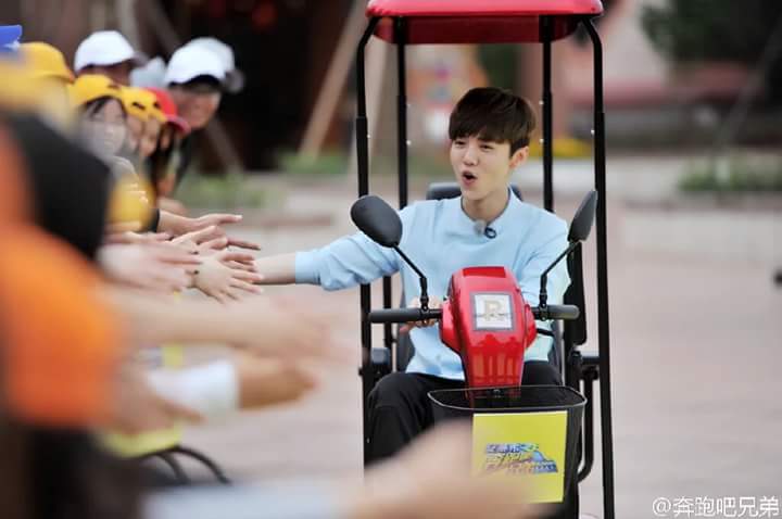 LUHAN (鹿晗) FANBASE tweet media