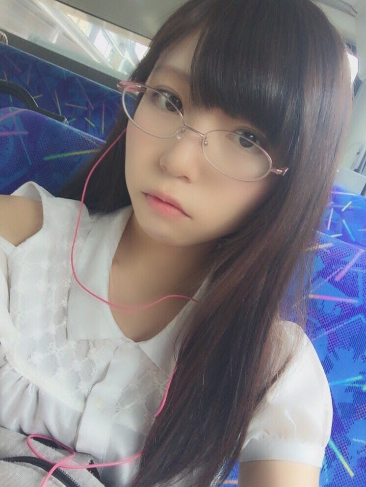 今日のめがにゃん】 眼鏡姿のあやにゃん（宮島亜弥）=めがにゃん ※撮影