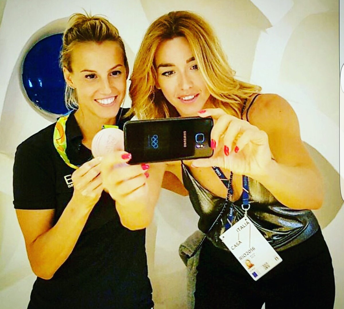 A Casa Italia per celebrare la storica medaglia di <a href="/TCagnotto/">Tania Cagnotto</a> 🎉🏅! #GalaxyS7RioStories #DoWhatYouCant <a href="/SamsungItalia/">Samsung Italia</a>