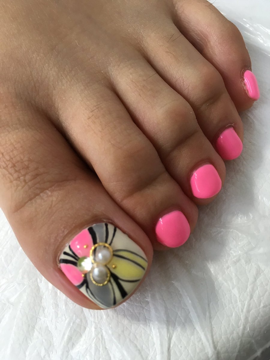 ネイルサロンmarch Su Twitter 新宿店 大倉です 最新フットネイルのご紹介 大人フラワーで可愛かったです ネイル フット フラワー ストーン 新宿 March