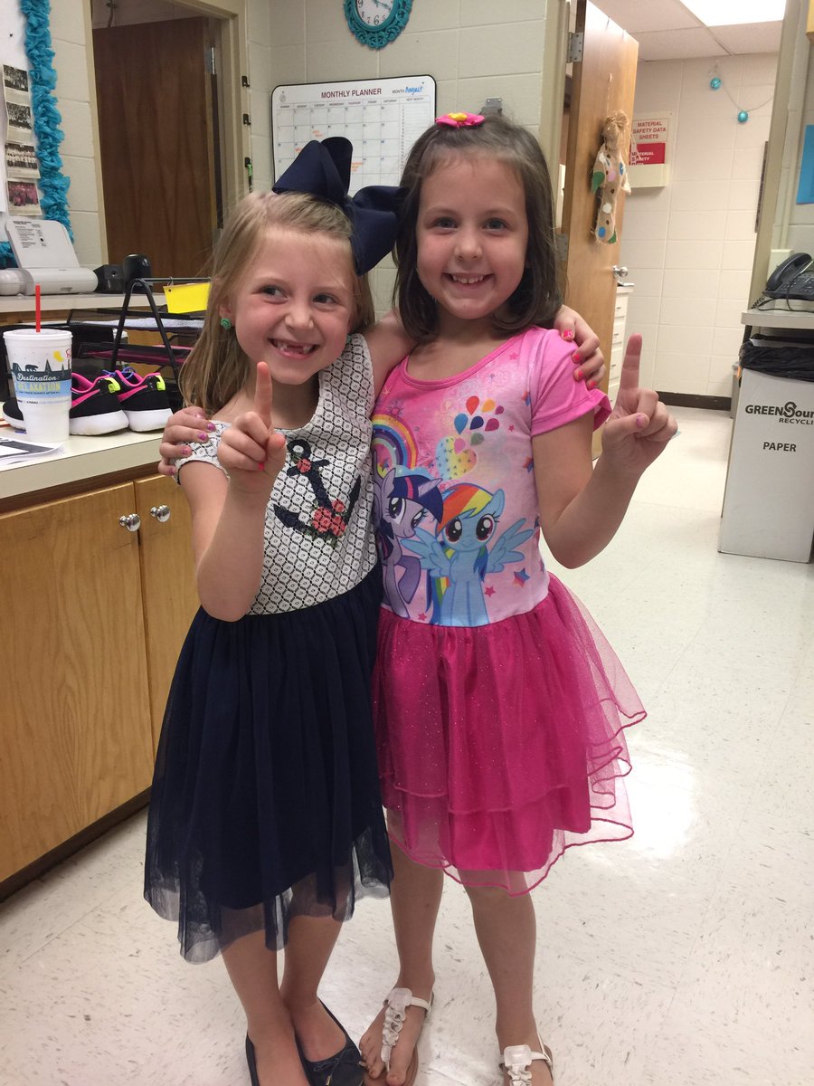 TatetigersVB's tweet photo. We ❤️ first grade!! #firstdayVB https://t.co/uTyK02zqvT