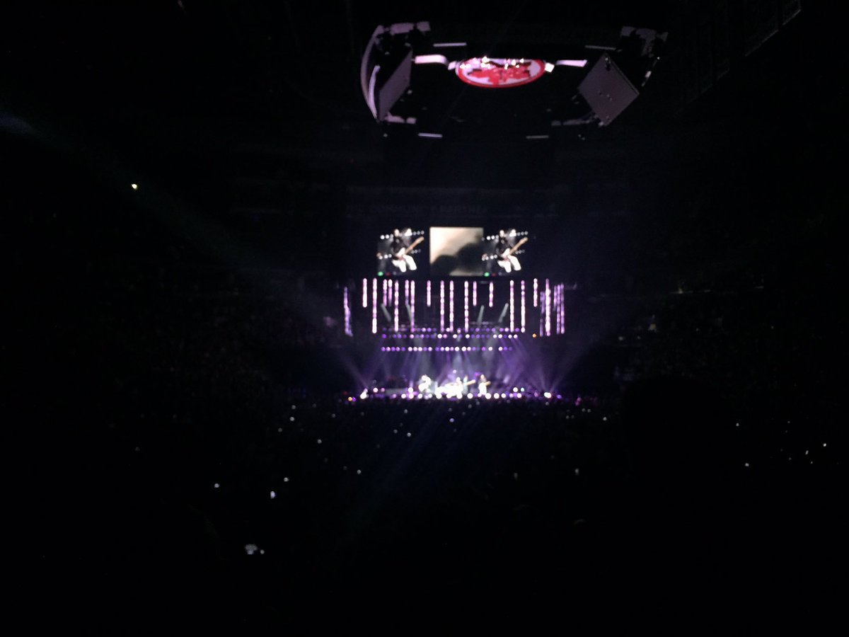 Isabelle16's tweet photo. Amazing show!! @thehipdotcom #thetragicallyhip https://t.co/zg3FsaTL2B