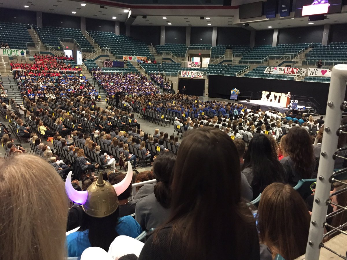 MrsCellaMGE's tweet photo. Last time I was here I was graduating from THS in 11, now I'm about to begin my first year at Griffin! #MGEgrizzlies https://t.co/DJ1HAUMM8b