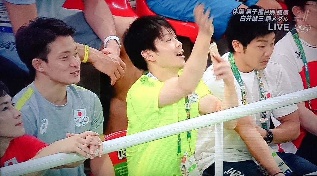 【男子体操】白井君のメダル表彰式を、満面の笑みで写真撮る内村選手たちwww