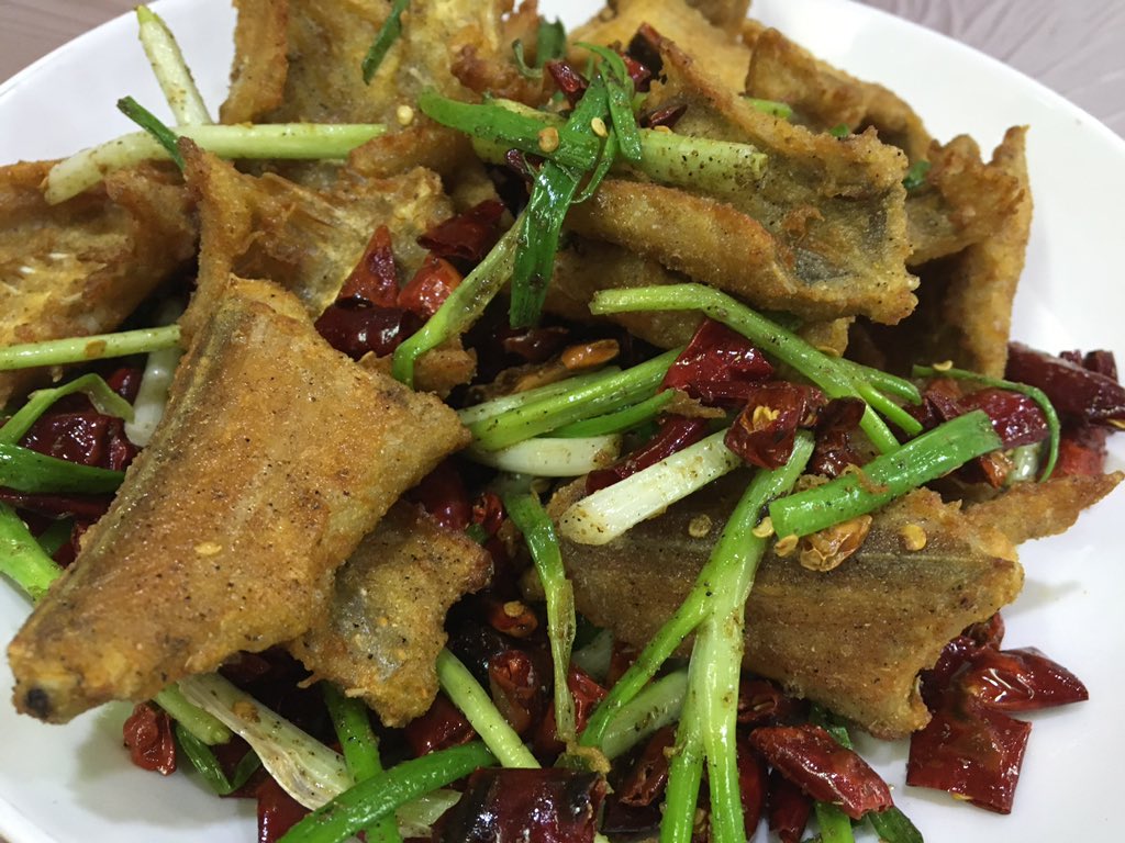 JCCapel's tweet photo. #StreetFood para audaces En #Shouning #Shanghai Serpiente viva sacrificada y guisada Sabe a pollo con espinas Vulgar https://t.co/e4KRfEuqOw