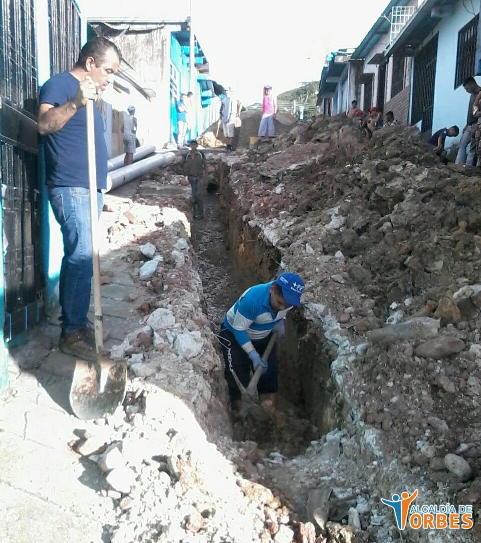 AlcaldiadTorbes's tweet photo. Alcalde @Alber_Maldonado y su equipo #ConstruyendoFuturo canalizan aguas residuales en sector Walter Márquez #Torbes https://t.co/LzPojXF4Hf
